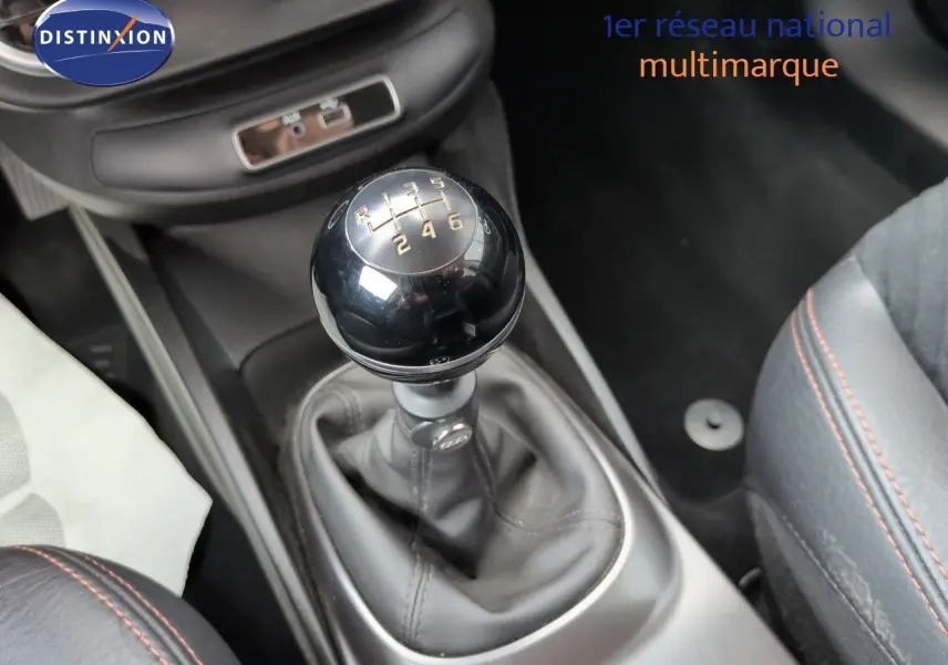 Le levier de vitesses manuel noir de la FIAT 500X 2018, vue rapprochée de l’intérieur côté central.