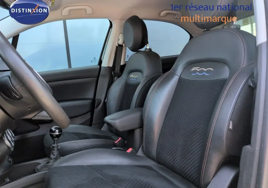 Vue intérieure côté conducteur du Fiat 500X 2018, sellerie cuir noir avec logo 500 brodé sur les appuie-têtes.