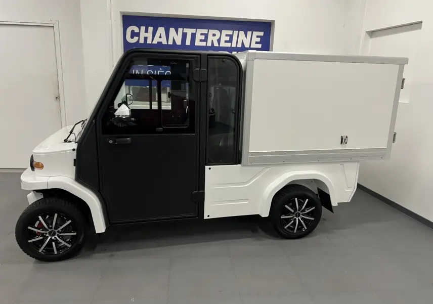 Vue de profil côté gauche du Liberty L7e H2 Cargo blanc avec caisse fermée et jantes alu 13 pouces noires.