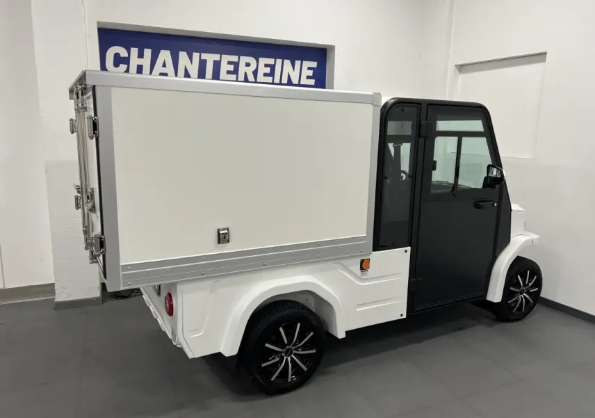Vue 3/4 arrière droite du Liberty L7e H2 Cargo blanc avec caisse fermée, jantes alu 13 pouces et cabine noire.