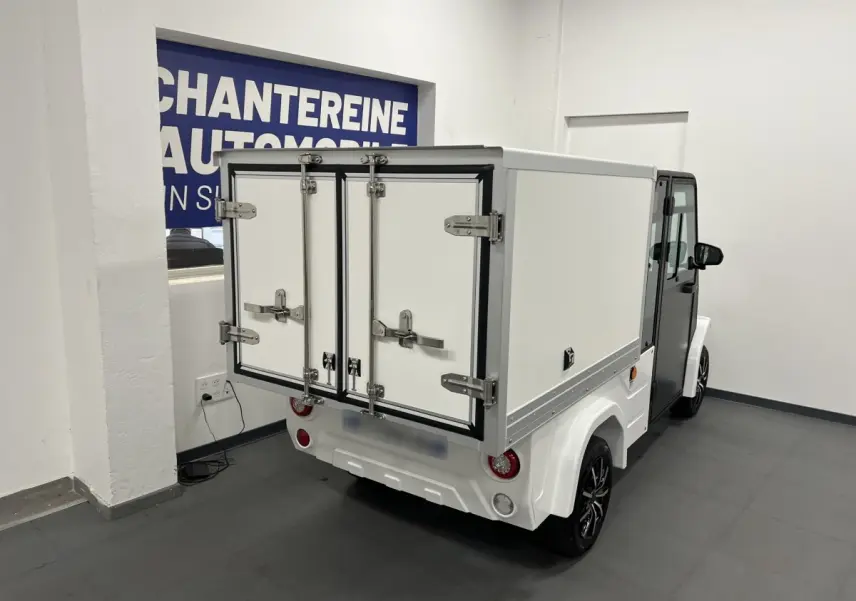 Vue 3/4 arrière droite du Liberty L7e H2 Cargo blanc avec caisse fermée et jantes alu noires 13 pouces.
