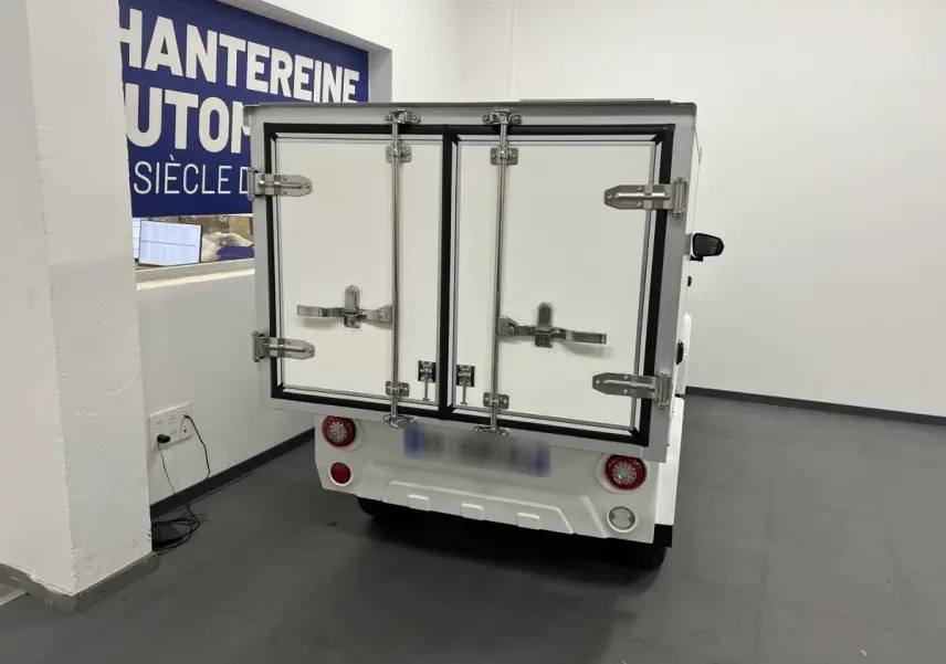 Vue arrière d’un utilitaire électrique blanc LIBERTY L7e H2 CARGO 2025 avec portes cargo verrouillées et feux ronds.
