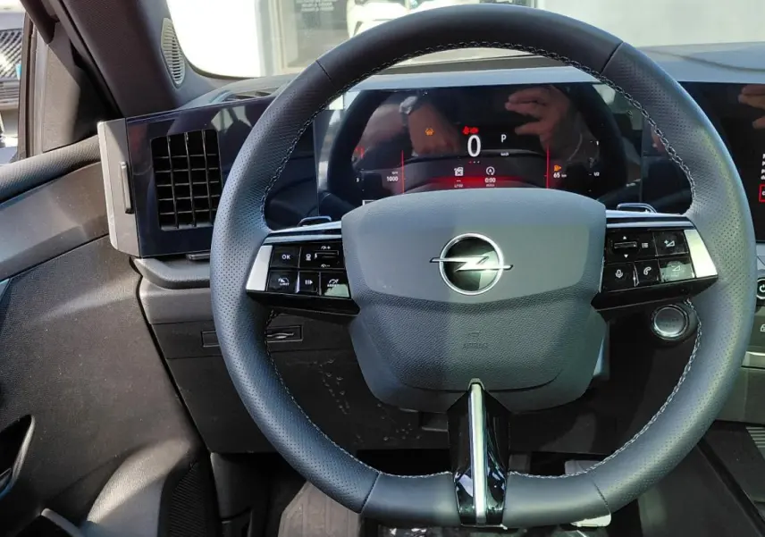 Intérieur de l'Opel Astra 2025 Diesel noir, vue centrée sur le volant multifonction et le tableau de bord numérique.