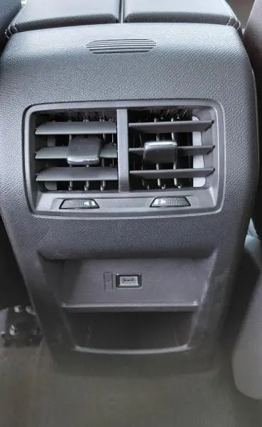 Gros plan sur la console arrière noire de l’Opel Astra 2025, avec bouches d’aération et port USB visibles.