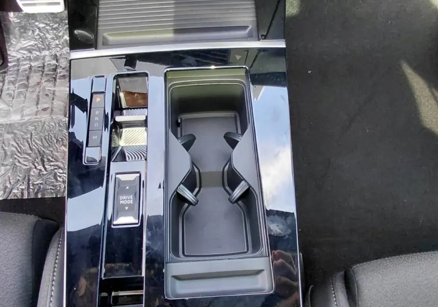 Gros plan sur la console centrale noire de l’Opel Astra 2025, avec sélecteur de boîte auto et porte-gobelets.
