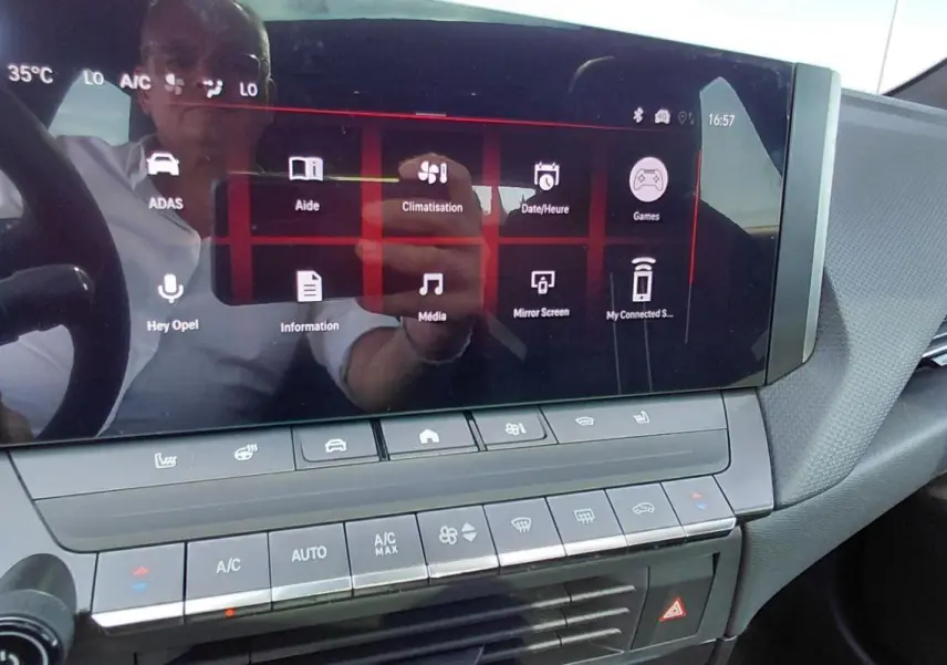 Vue rapprochée de l’écran tactile central et des commandes de climatisation de l’Opel Astra 2025 noire, version Diesel automatique.
