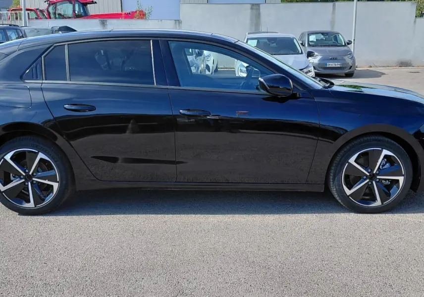 Profil côté gauche de l’Opel Astra noire 2025, version Diesel 1.5 BVA8, avec jantes alliage au design moderne.
