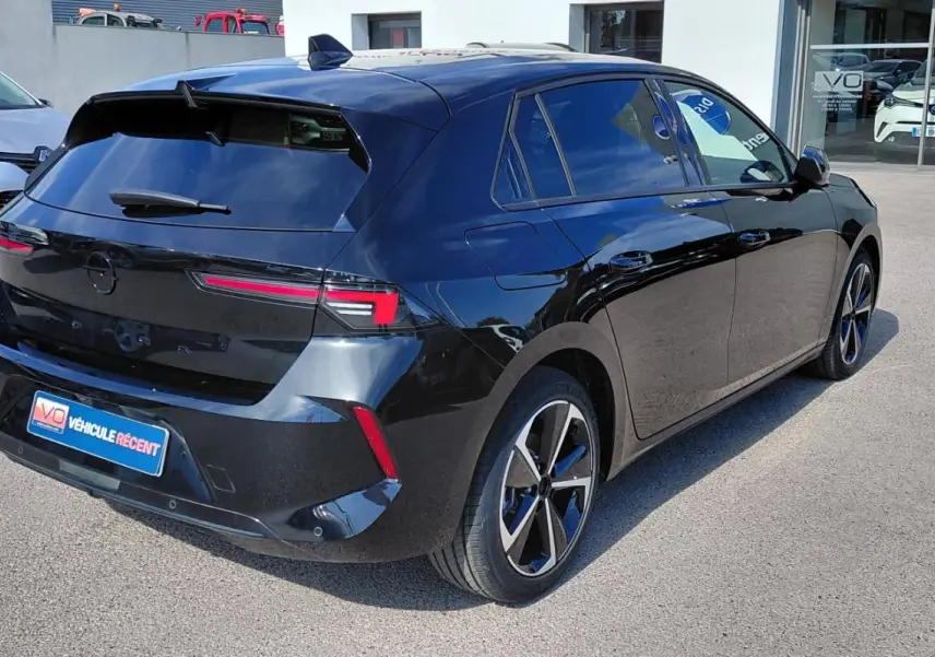 Opel Astra noire 2025 vue 3/4 arrière droit, avec feux arrière LED et jantes alliage distinctives.