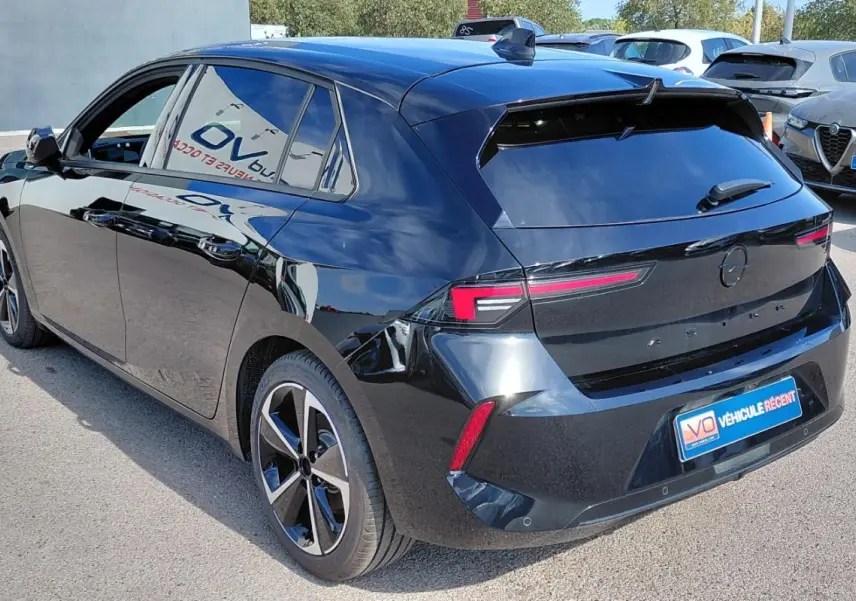 Opel Astra 2025 noire vue 3/4 arrière droit, avec feux arrière LED et jantes alliage distinctives.