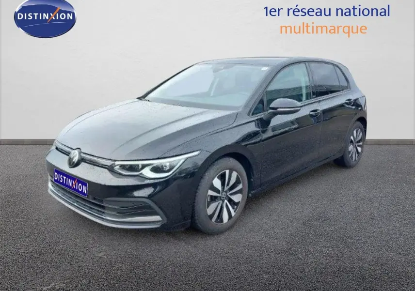 Volkswagen Golf 1.5 TSI noir métal vue 3/4 avant droit sur sol gris devant un mur blanc.