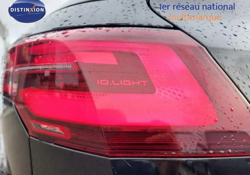 Gros plan sur le feu arrière droit rouge de la Volkswagen Golf 1.5 TSI 150CH Goal noir métal avec marquage IQ.Light.