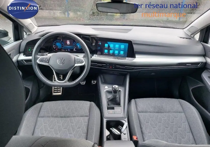 Intérieur avant de la Volkswagen Golf 1.5 TSI 2024 noir métal, vue sur tableau de bord digital et boîte manuelle.