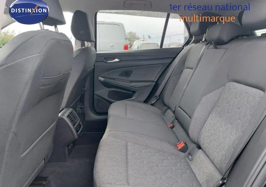 Vue intérieure arrière côté droit d'une Volkswagen Golf 1.5 TSI 150CH Goal 2024 avec sellerie tissu gris et aérations centrales.