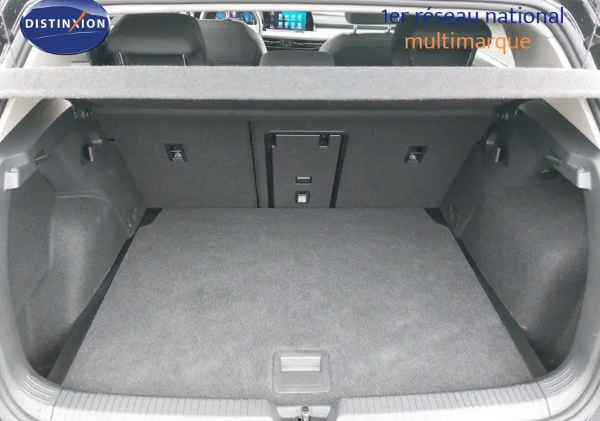 Vue intérieure du coffre spacieux et propre d'une Volkswagen Golf 1.5 TSI 150CH Goal 2024, avec cache-bagages gris.