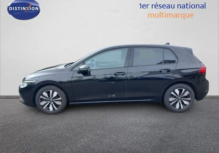 Profil latéral gauche d'une Volkswagen Golf 1.5 TSI 150ch Goal noire métal avec jantes alliage distinctives.
