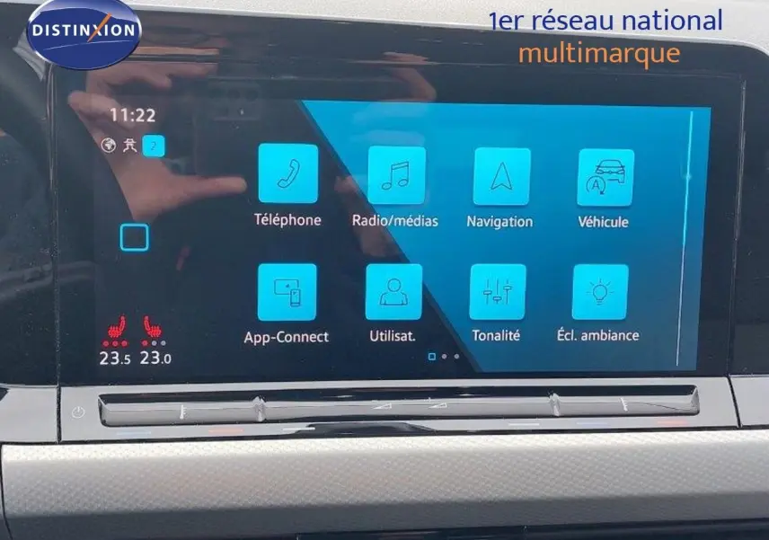 Écran tactile central de la Volkswagen Golf 2024 affichant les options téléphone, navigation et climatisation.