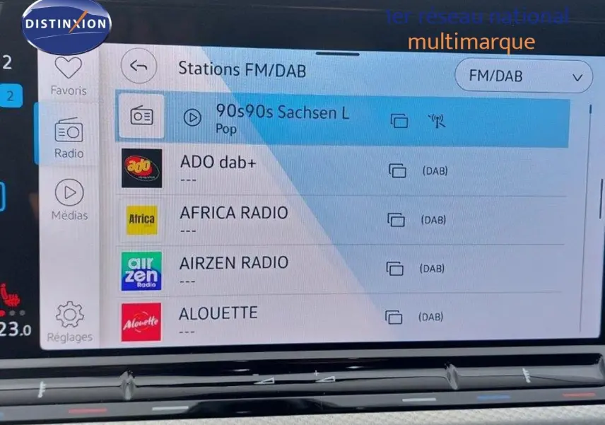 Écran tactile de la Volkswagen Golf 1.5 TSI 150CH GOAL 2024 noir métal, affichant la liste des stations radio FM/DAB.