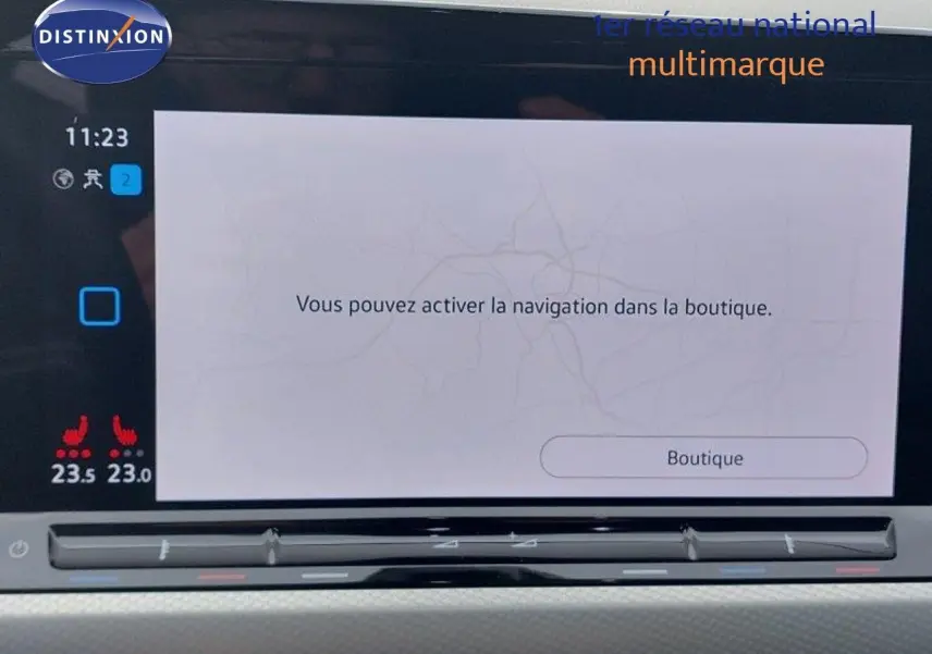 Écran tactile intérieur de la Volkswagen Golf 1.5 TSI 150CH Goal 2024 affichant un message d'activation de navigation.