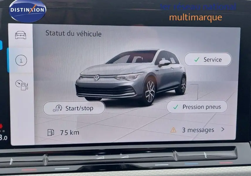 Vue 3/4 avant d'une Volkswagen Golf noire métal affichée sur l'écran de bord numérique du véhicule.