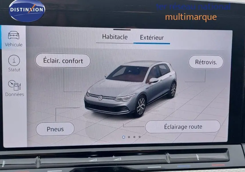 Vue avant droite d'une Volkswagen Golf noire métal 2024 avec affichage numérique des options d'éclairage et pneus.