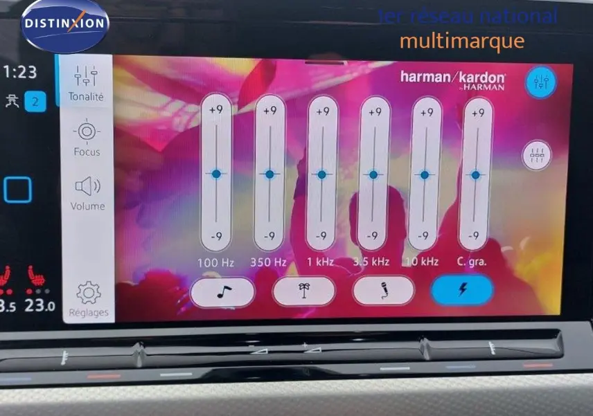 Écran tactile intérieur de Volkswagen Golf 1.5 TSI 2024 noir métal, affichant réglages audio Harman Kardon colorés.