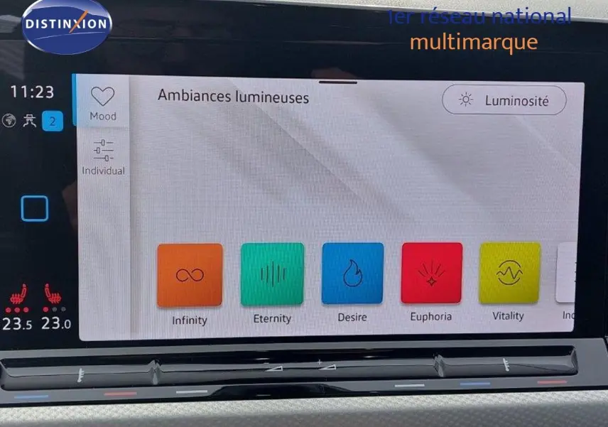 Écran tactile intérieur de Volkswagen Golf 2024 noir métal, affichant les options d'ambiances lumineuses.