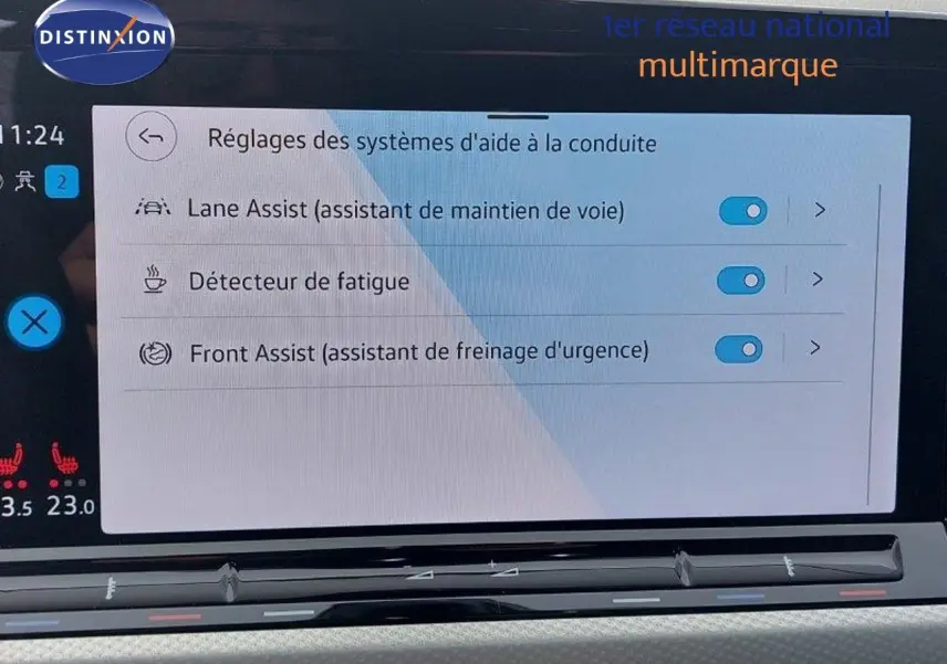 Écran tactile intérieur de la Volkswagen Golf 1.5 TSI 2024 noir métal, affichant les aides à la conduite activées.
