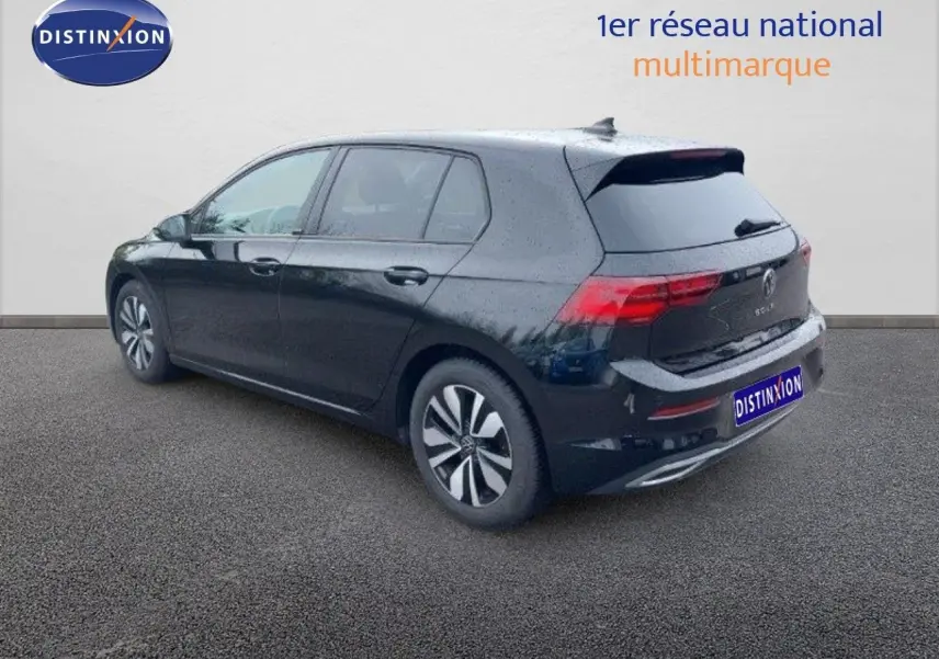 Volkswagen Golf 1.5 TSI 150ch noir métal vue 3/4 arrière droit sur sol gris, feux arrière allumés.