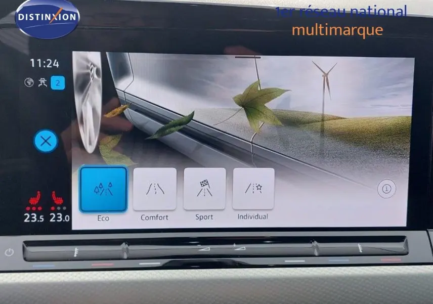 Écran tactile intérieur de Volkswagen Golf 2024 noir métal, affichant modes de conduite Eco, Comfort, Sport et Individual.