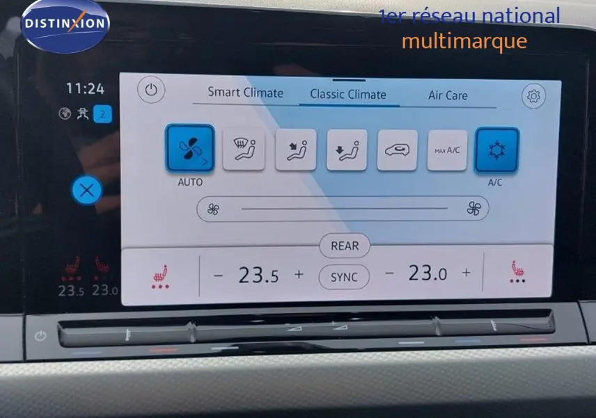 Écran tactile de la climatisation sur tableau de bord d'une Volkswagen Golf noire, vue de face rapprochée.