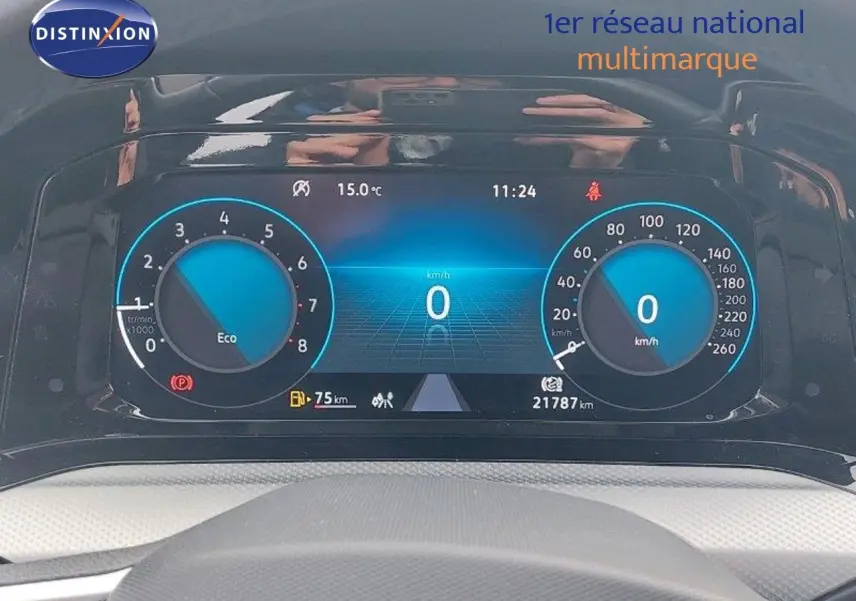 Vue rapprochée du tableau de bord numérique de la Volkswagen Golf 1.5 TSI 150ch noir métal, affichant vitesse et compte-tours.