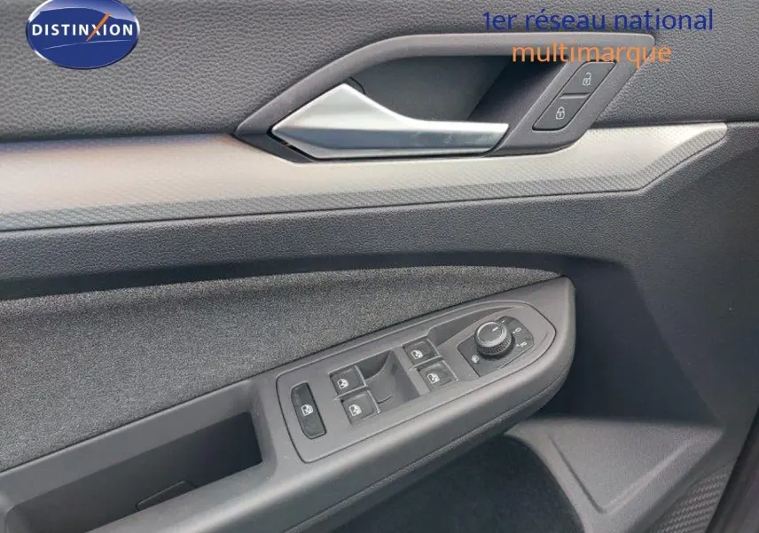 Détail de la porte côté conducteur de la Volkswagen Golf 1.5 TSI 2024 noir métal, avec commandes des vitres et rétroviseurs.