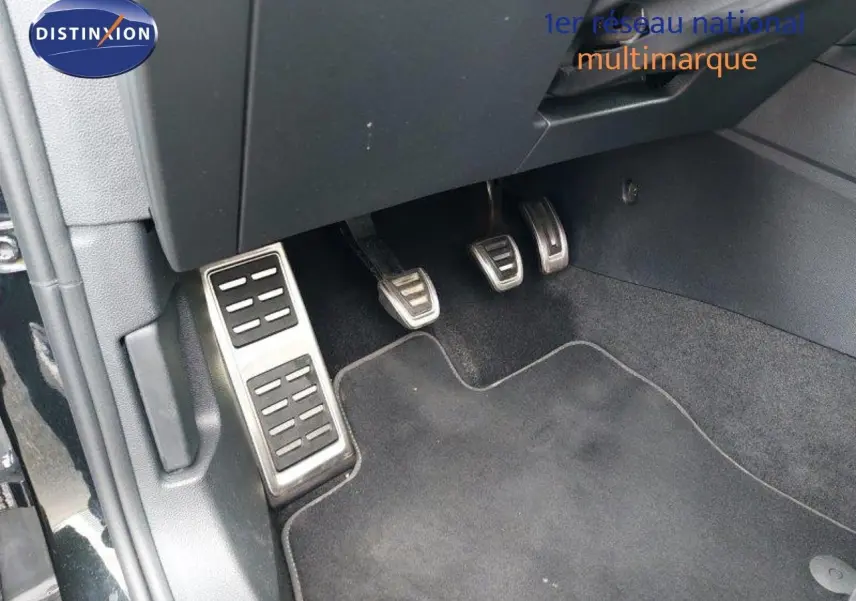 Vue rapprochée des pédales en aluminium et tapis noir dans une Volkswagen Golf 1.5 TSI 150CH GOAL noir métal 2024.