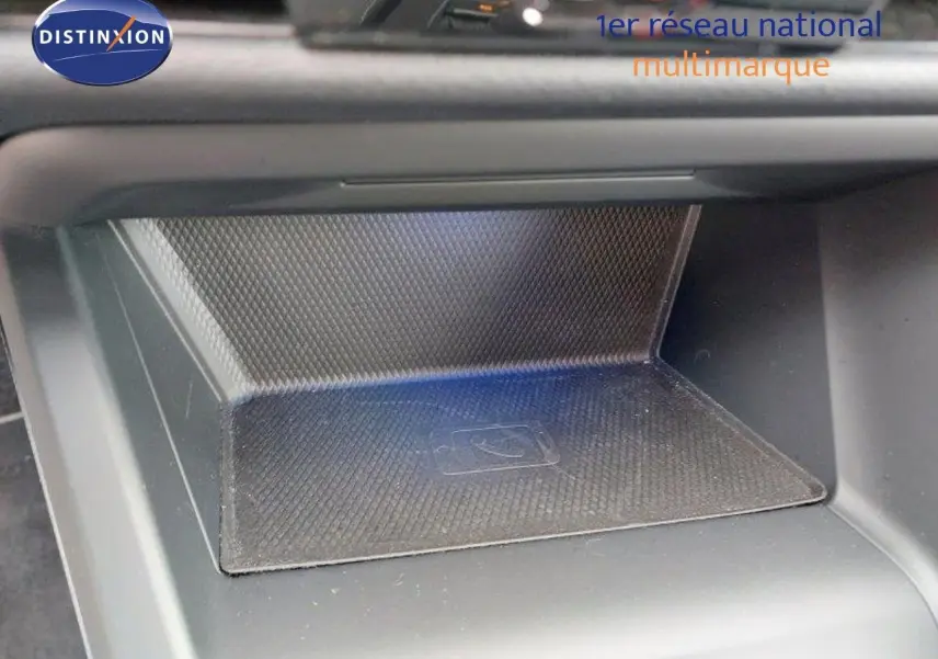 Gros plan sur le compartiment de rangement noir avec surface antidérapante dans une Volkswagen Golf 1.5 TSI 2024.