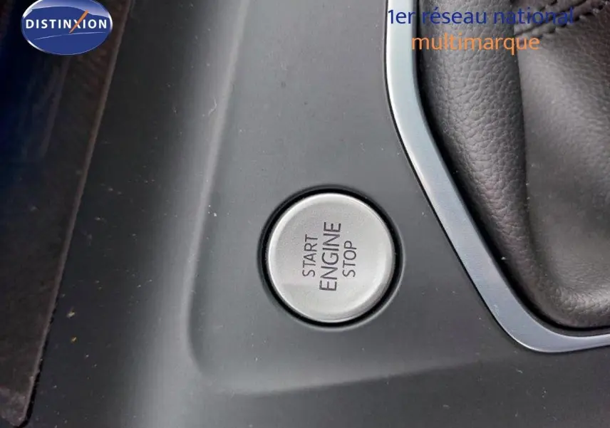 Bouton Start Engine Stop en gros plan sur la console centrale d'une Volkswagen Golf noire métal 2024.