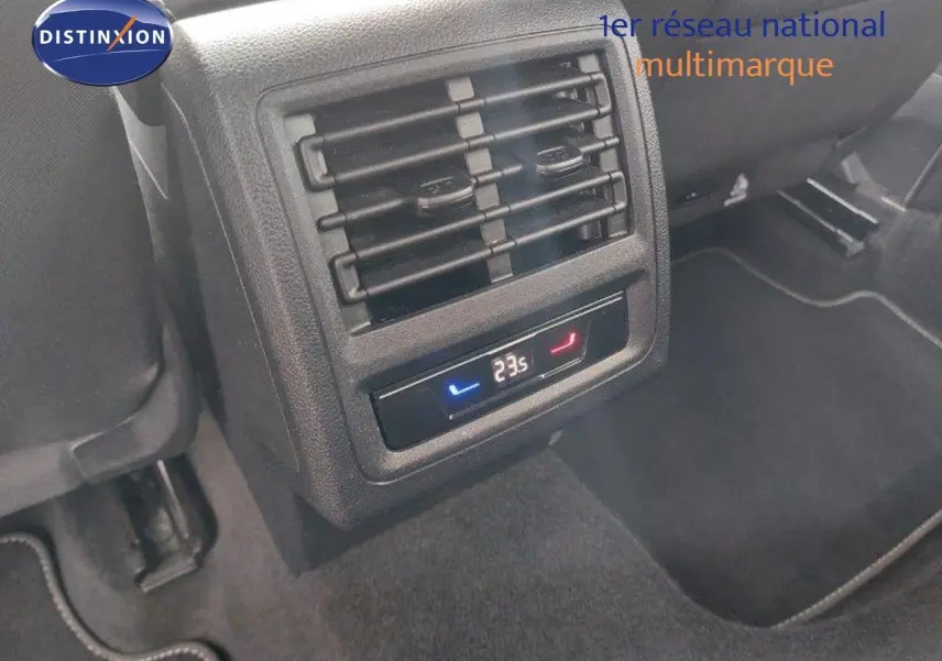 Détail de la ventilation arrière avec réglage de la climatisation à 23,5°C dans une Volkswagen Golf noire 2024.