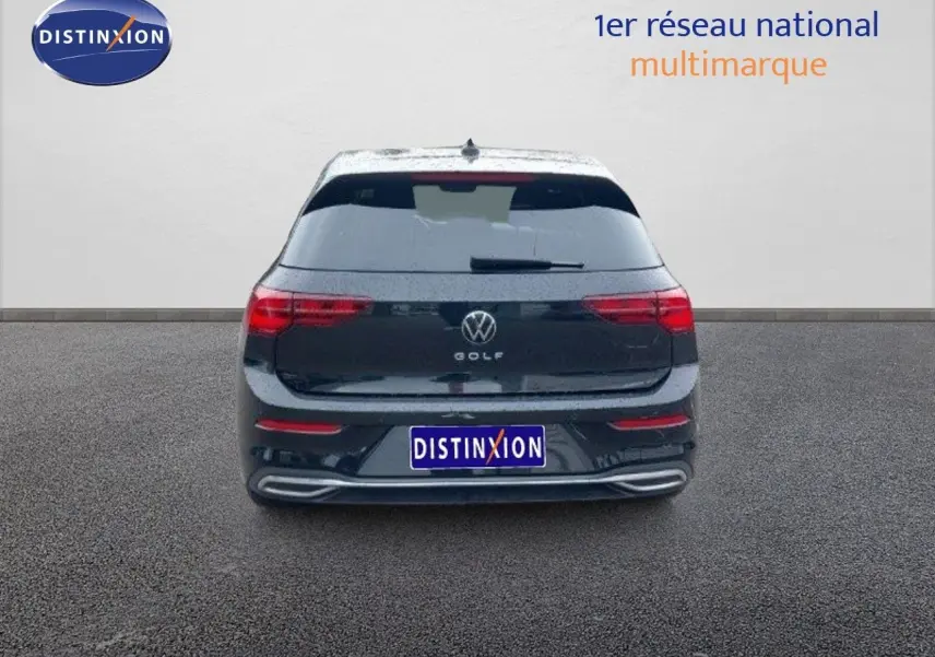 Vue arrière d'une Volkswagen Golf 1.5 TSI noire métal 2024 avec feux LED et double sortie d'échappement intégrée.
