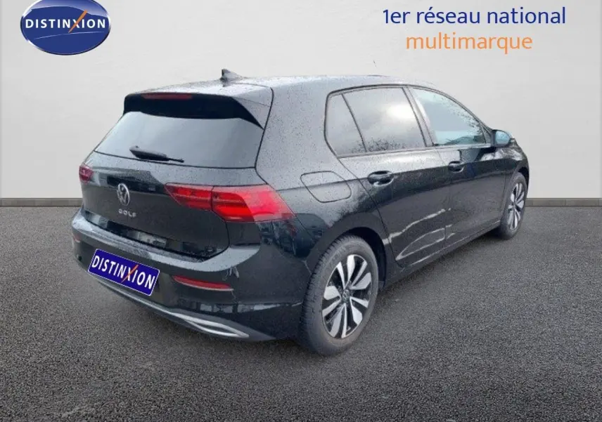 Vue 3/4 arrière droite d'une Volkswagen Golf 1.5 TSI noire métal avec feux arrière LED et jantes alliage.