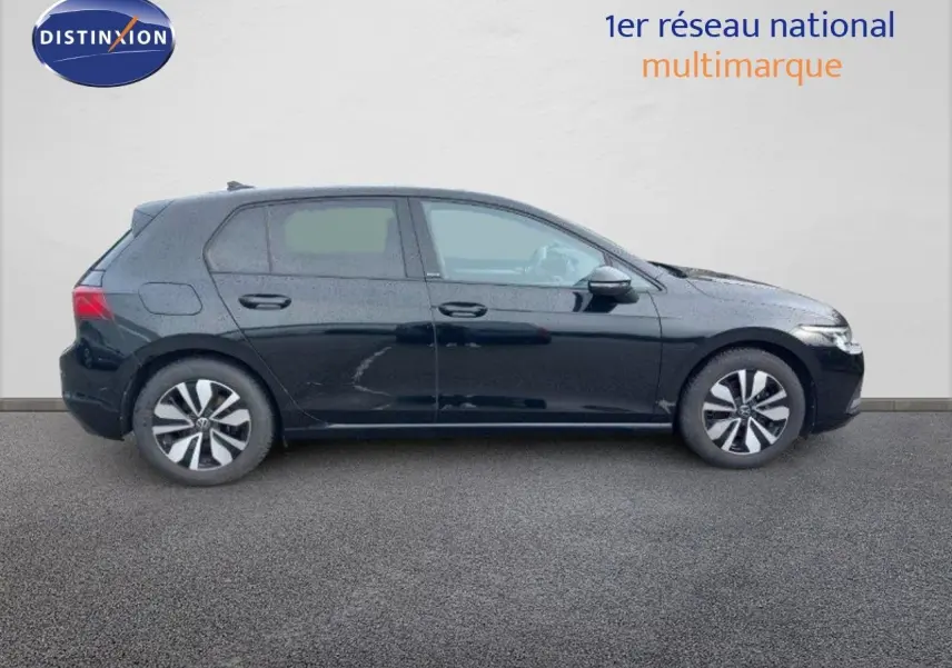 Profil latéral droit d'une Volkswagen Golf 1.5 TSI 150CH Goal noire métal avec jantes distinctives, vue 2024.