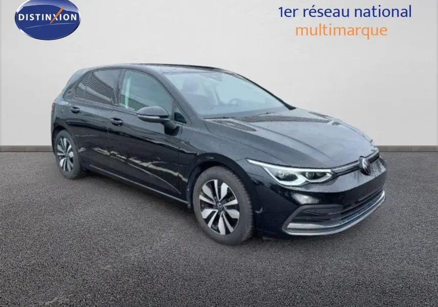Volkswagen Golf 1.5 TSI noir métal vue 3/4 avant côté gauche avec feux LED et jantes alliage.