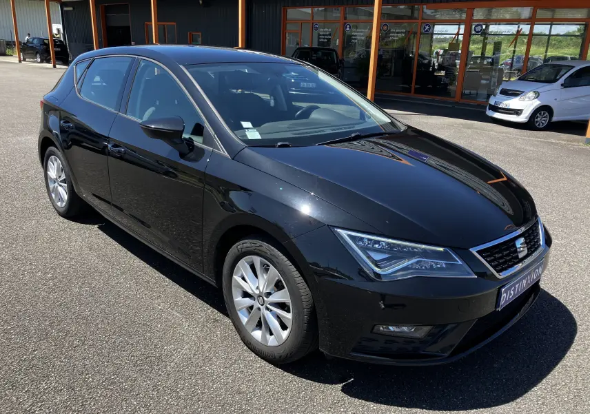 SEAT Leon 2018 noire vue 3/4 avant droit, avec phares LED anguleux et jantes alliage argentées.