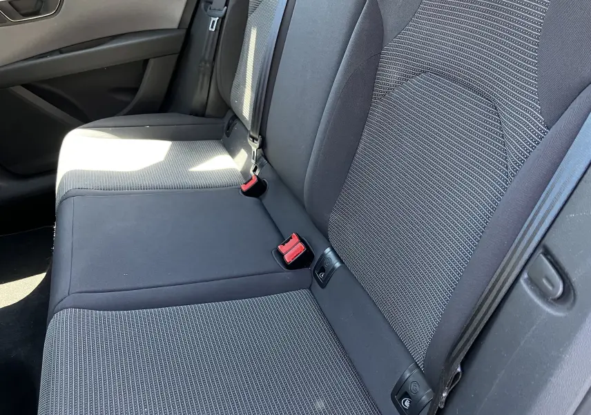 Vue rapprochée des sièges arrière noirs en tissu de la SEAT LEON 2018, côté droit avec ceinture de sécurité visible.