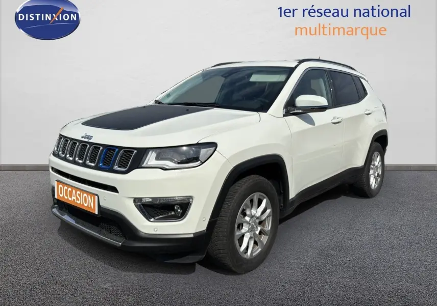 Jeep Compass blanc vue 3/4 avant droit avec capot noir et calandre distinctive bleue.
