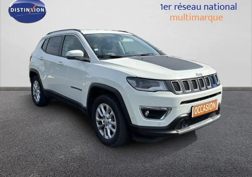 Jeep Compass blanc en 3/4 avant droit avec capot noir et calandre à sept fentes distinctives.
