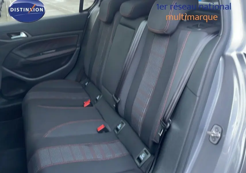 Vue intérieure côté droit sur les sièges arrière en tissu noir avec surpiqûres rouges d’une Peugeot 308 gris Artense.