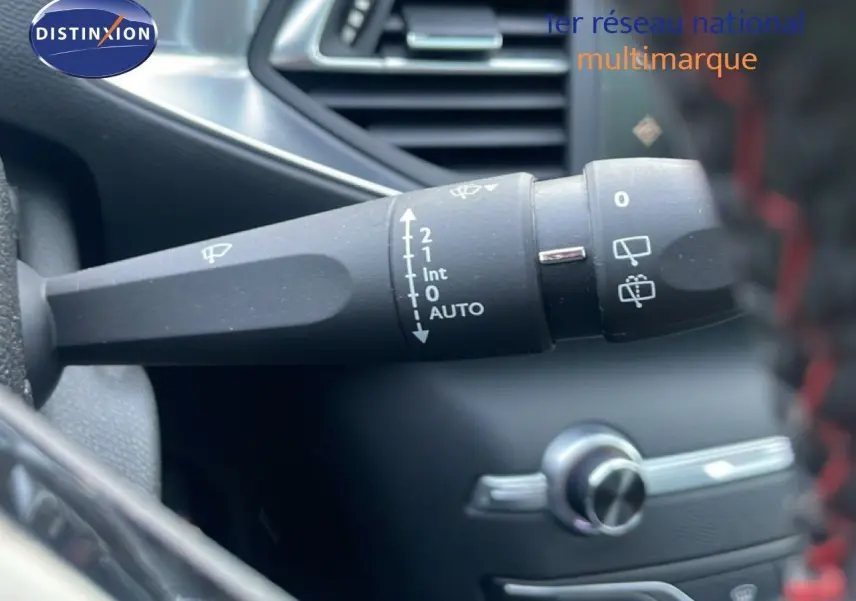 Gros plan sur la commande d’essuie-glace à gauche du volant dans l’habitacle gris du Peugeot 308 GT Line 2017.