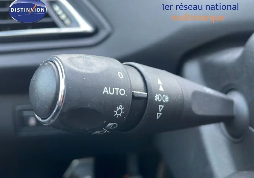 Gros plan sur la commande d’éclairage intérieur d’une Peugeot 308 gris Artense, vue côté gauche du volant.