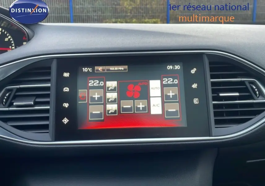 Écran tactile central du tableau de bord de la Peugeot 308 gris Artense, affichant la climatisation à 22°C.