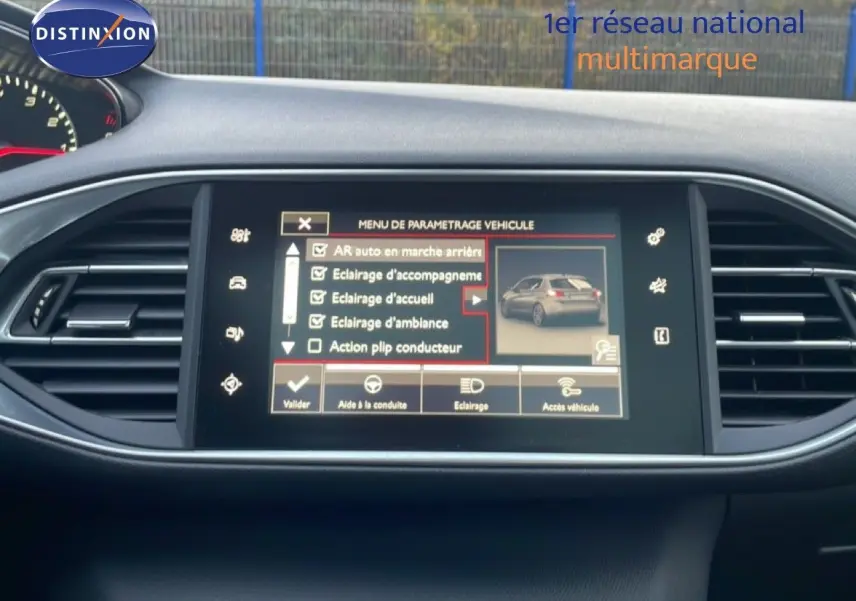 Écran central tactile du tableau de bord de la Peugeot 308 GT Line 2017 en gris Artense, affichant le menu de paramétrage véhicule.