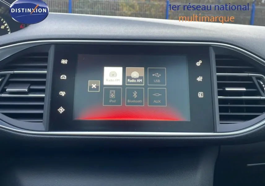 Vue intérieure centrée sur l'écran tactile multimédia du tableau de bord de la Peugeot 308 gris Artense.